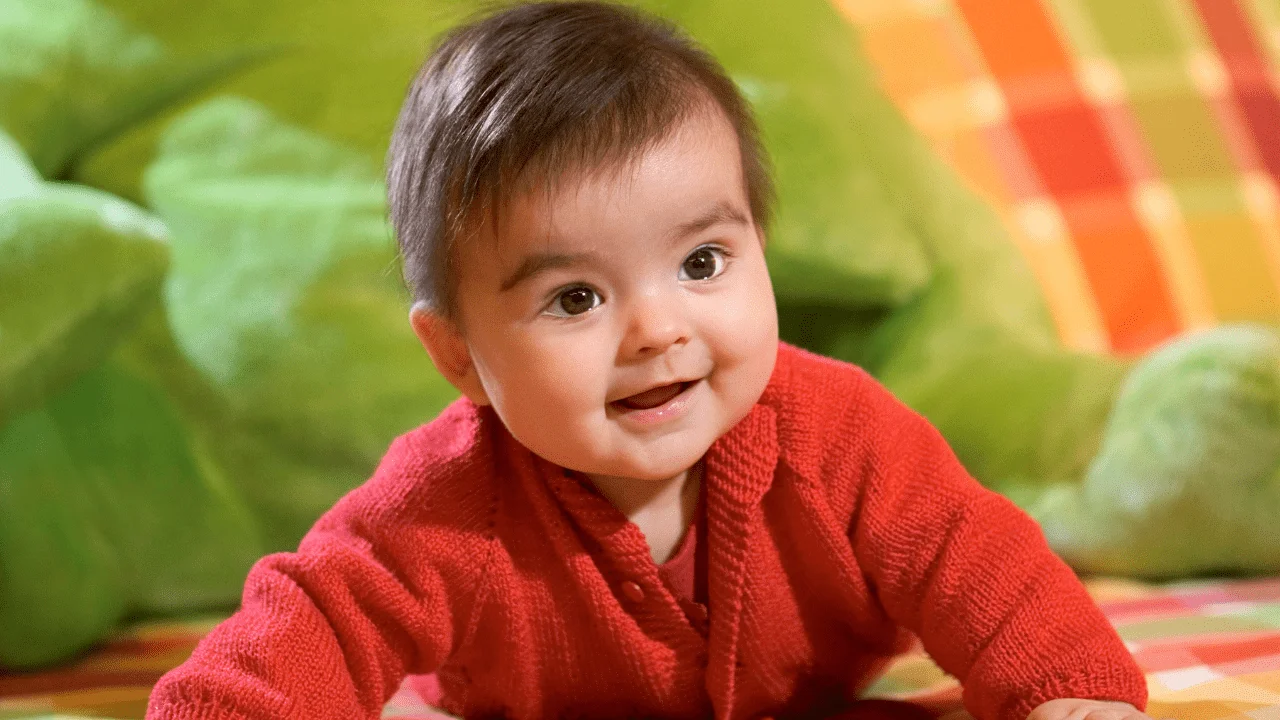 When do babies push up on their hands?